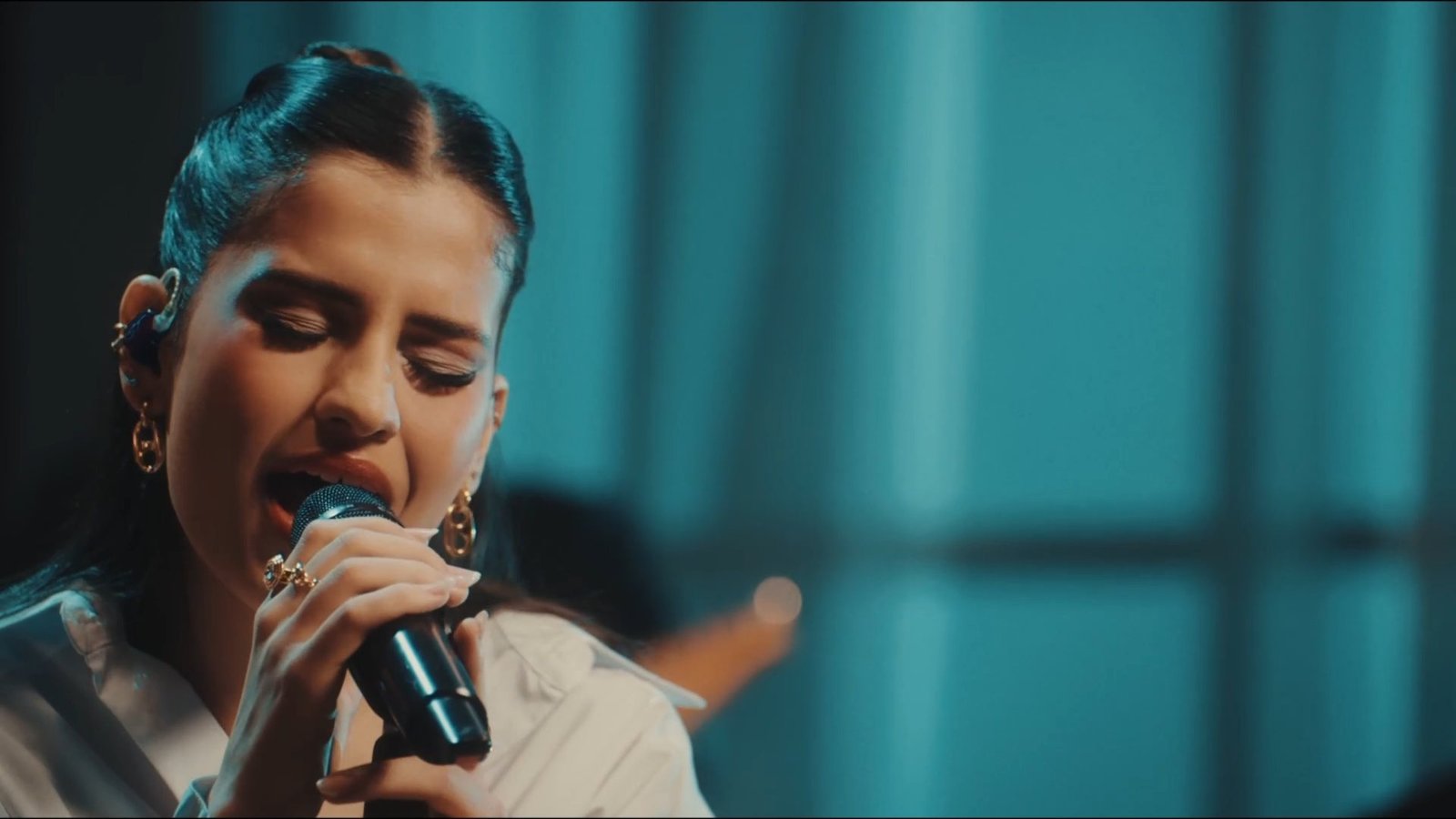 Lis Avancini cantando ao microfone durante sua Live Session